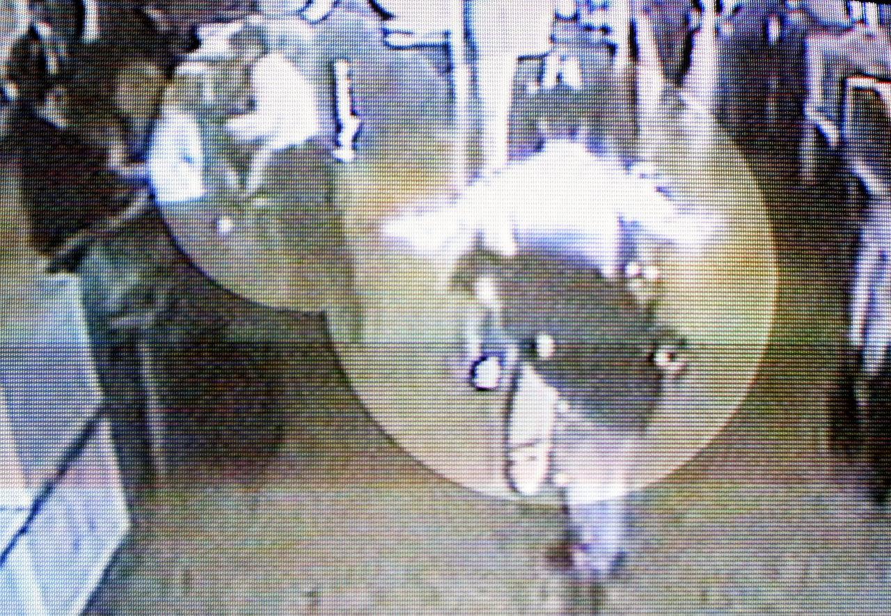 Dois terroristas que sequestraram aviões em 11 de setembro são flagrados por câmeras de seguranças
