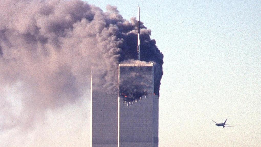 Torre norte das Torres Gêmeas em chamas após ataques de 11 de setembro de 2001
