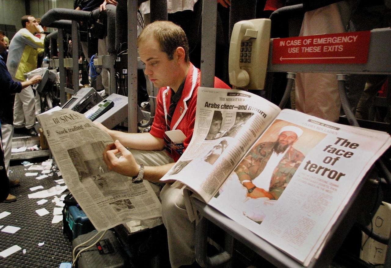Osama bin Laden estampa jornal em dia após 11 de setembro
