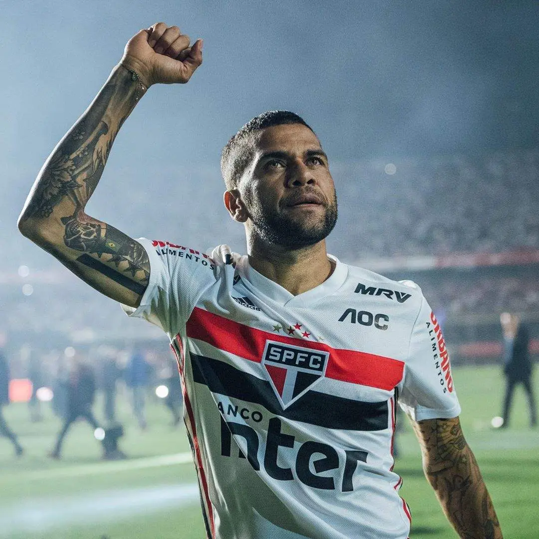 Daniel Alves faz sinal positivo