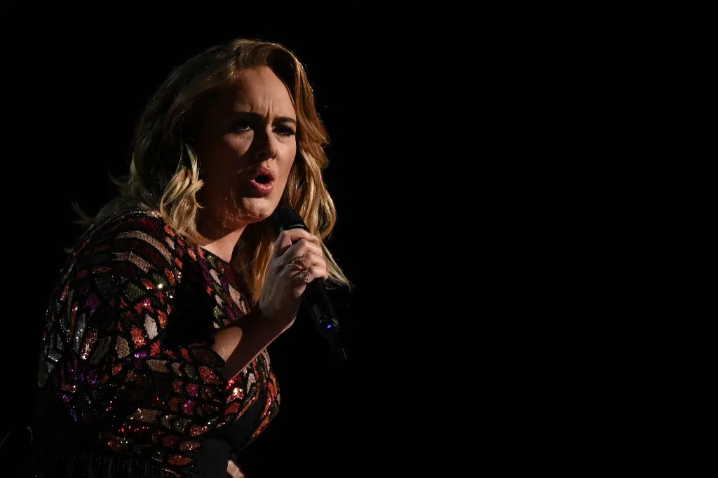 Adele em apresentação no 59º Grammy Music Awards