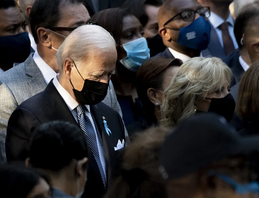 O presidente Joe Biden, com a primeira-dama Jill Biden (R), participa da cerimônia no Memorial que marca o 20º aniversário dos ataques de 11 de setembro ao World Trade Center