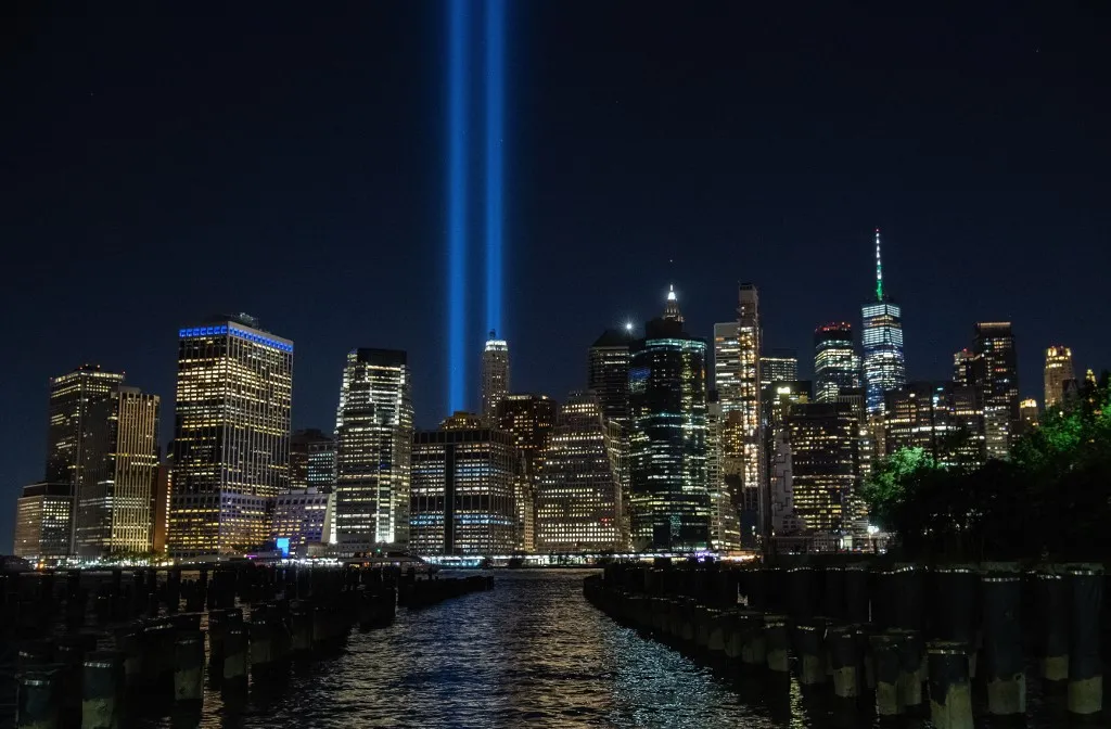 O evento anual 'Tribute in Light' também marcou o 20º aniversário dos ataques, com luzes projetadas no horizonte de Manhattan