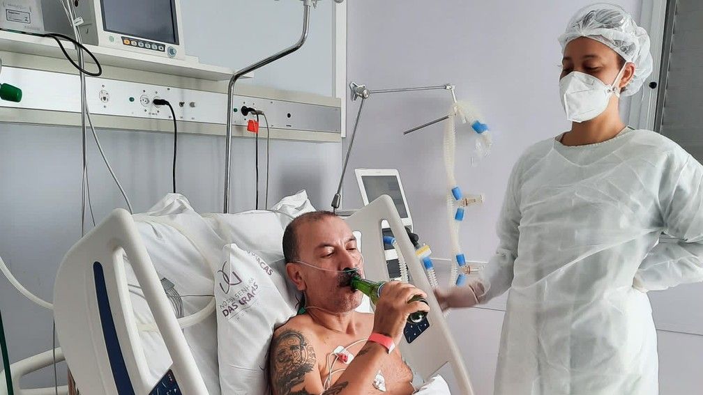 Paciente recuperado de Covid-19 tomando cerveja