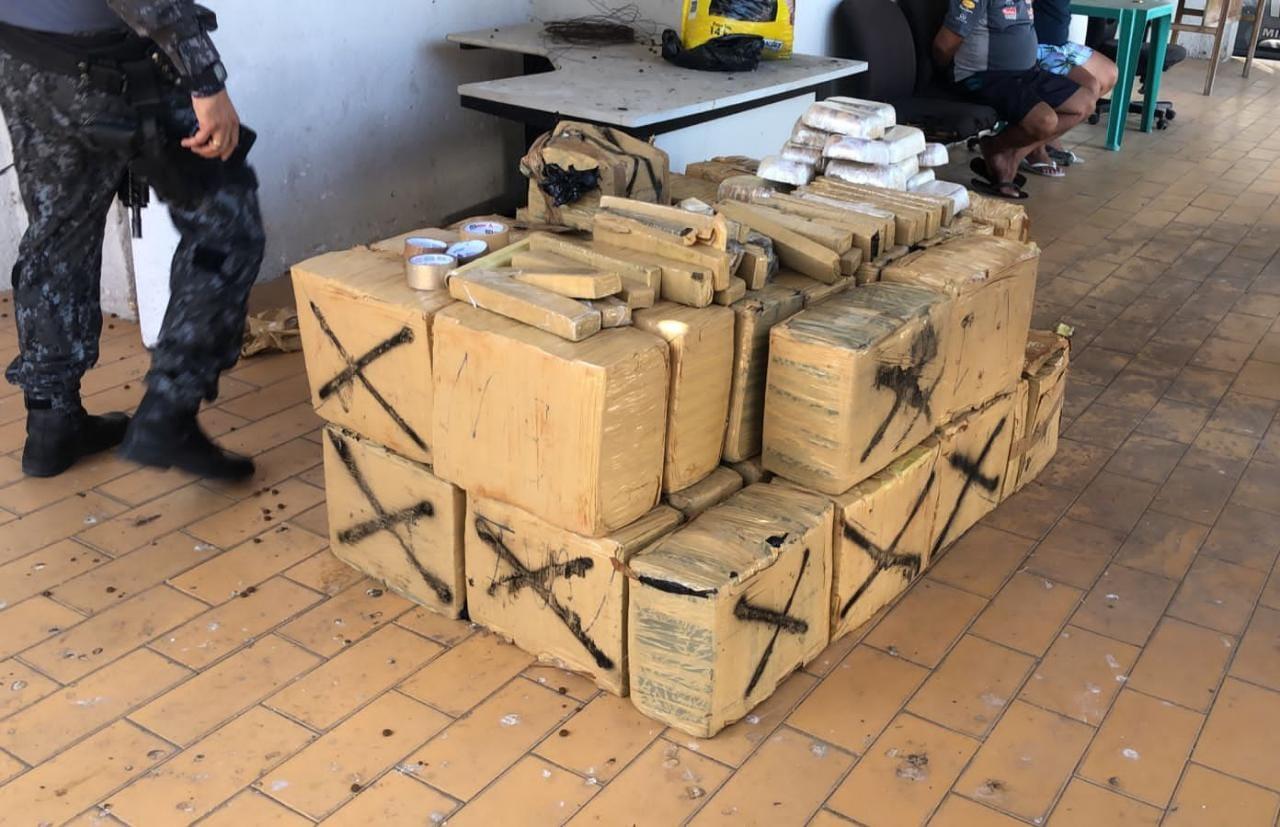 A droga estava empacotada e empilhada, no terreno localizado na Avenida Carneiro de Mendonça, no bairro Demócrito Rocha