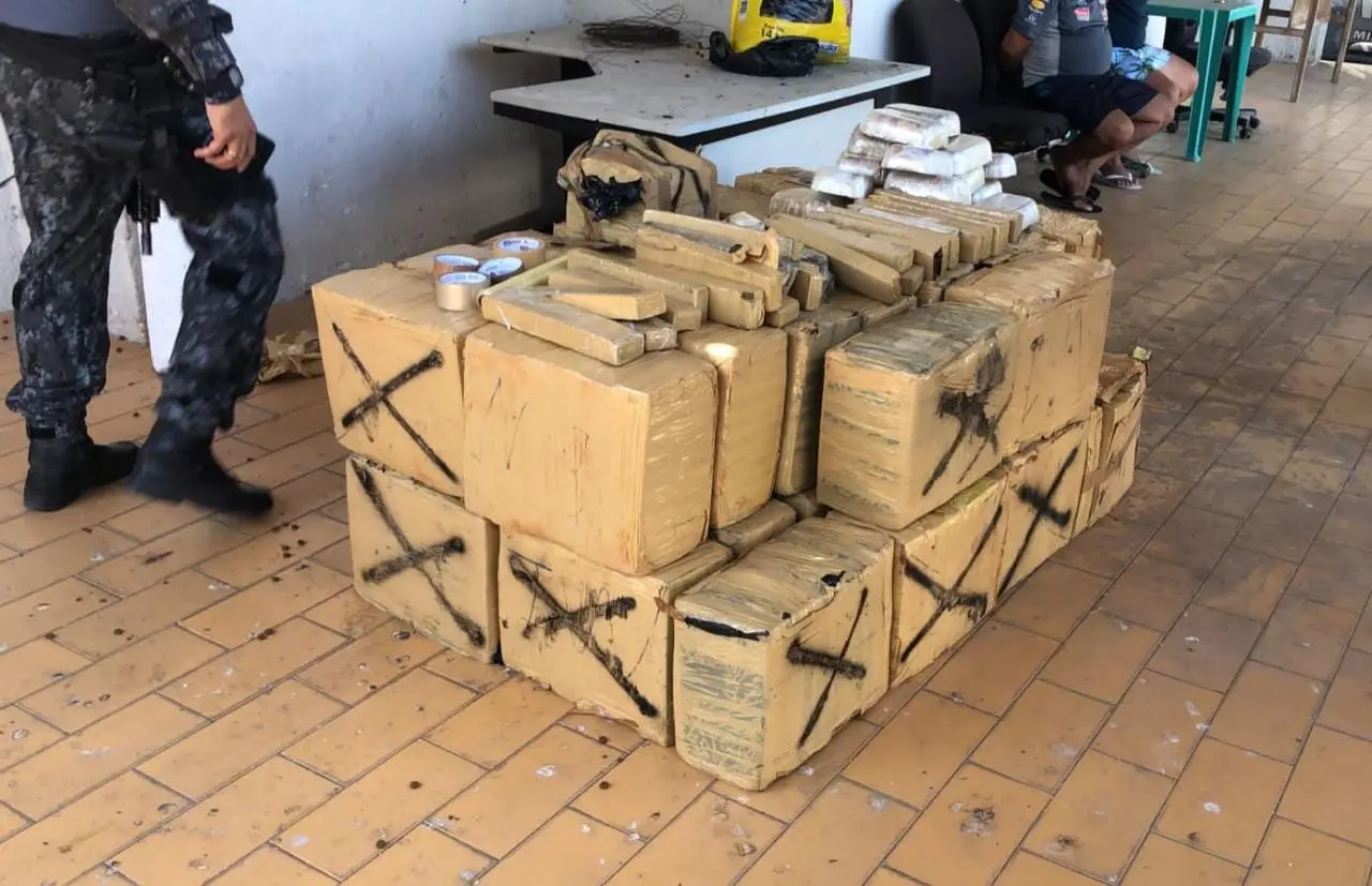 A droga estava empacotada e empilhada, no terreno localizado na Avenida Carneiro de Mendonça, no bairro Demócrito Rocha