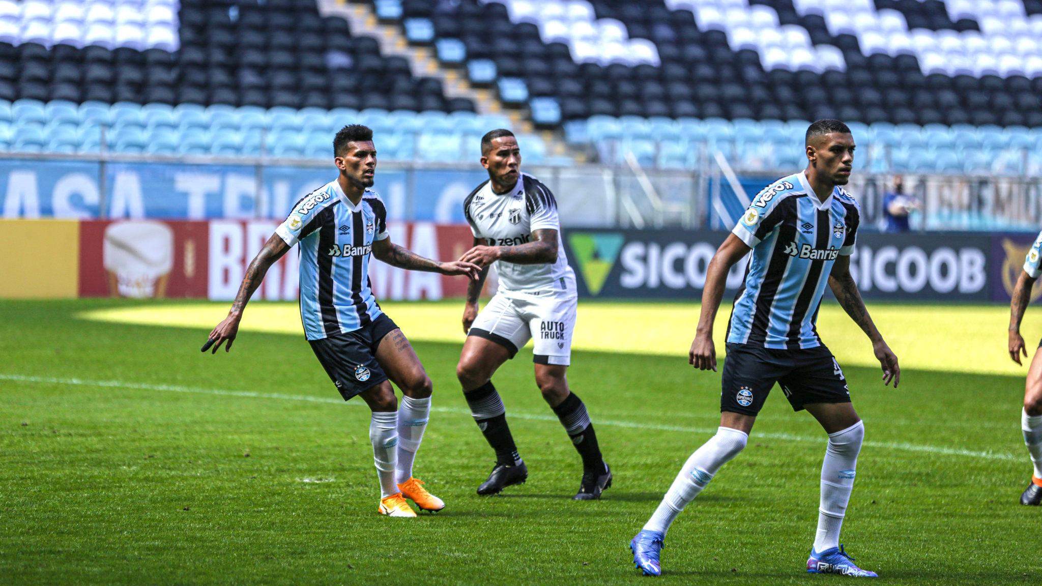 Jael se posicionando na área contra zagueiros do Grêmio