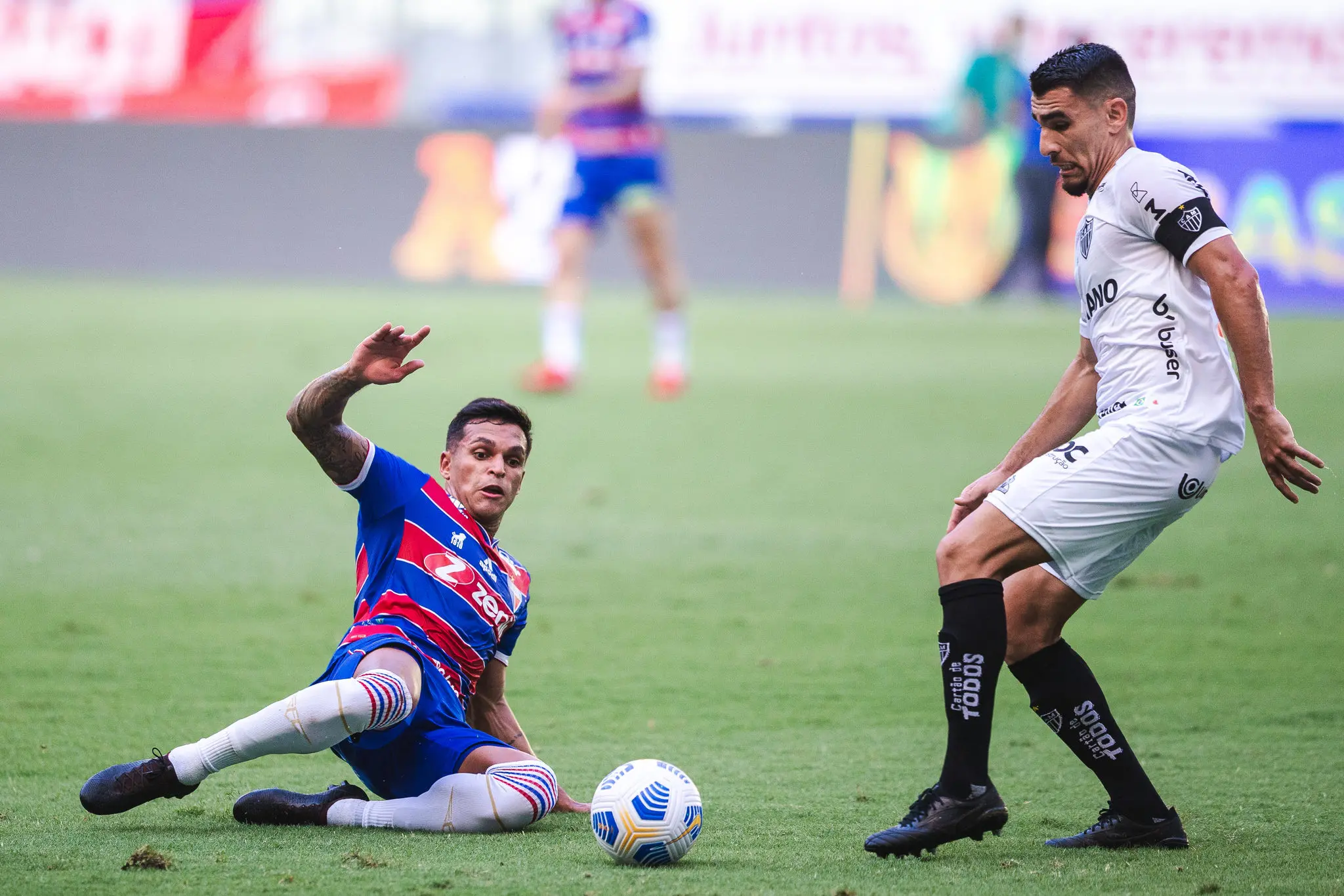 Robson e Allan disputam bola em Fortaleza e Atlético-MG