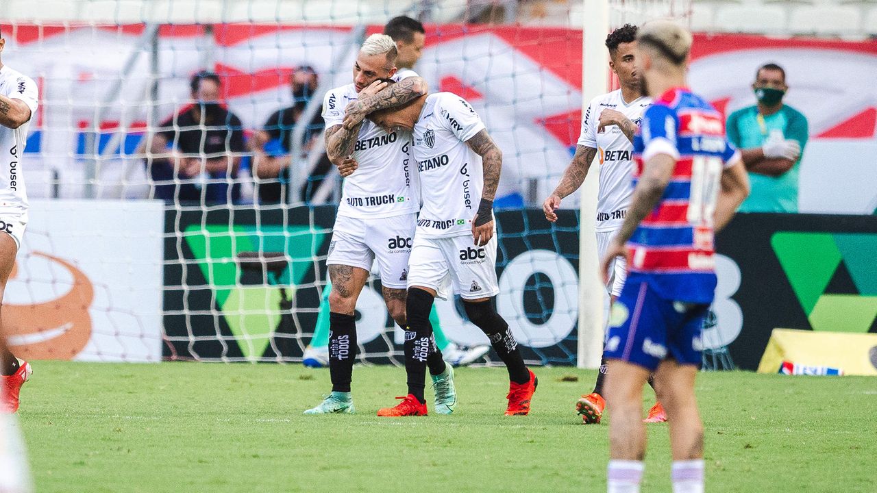 Jogadores do Atlético-MG comemoram gol, enquanto atletas do Fortaleza lamentam