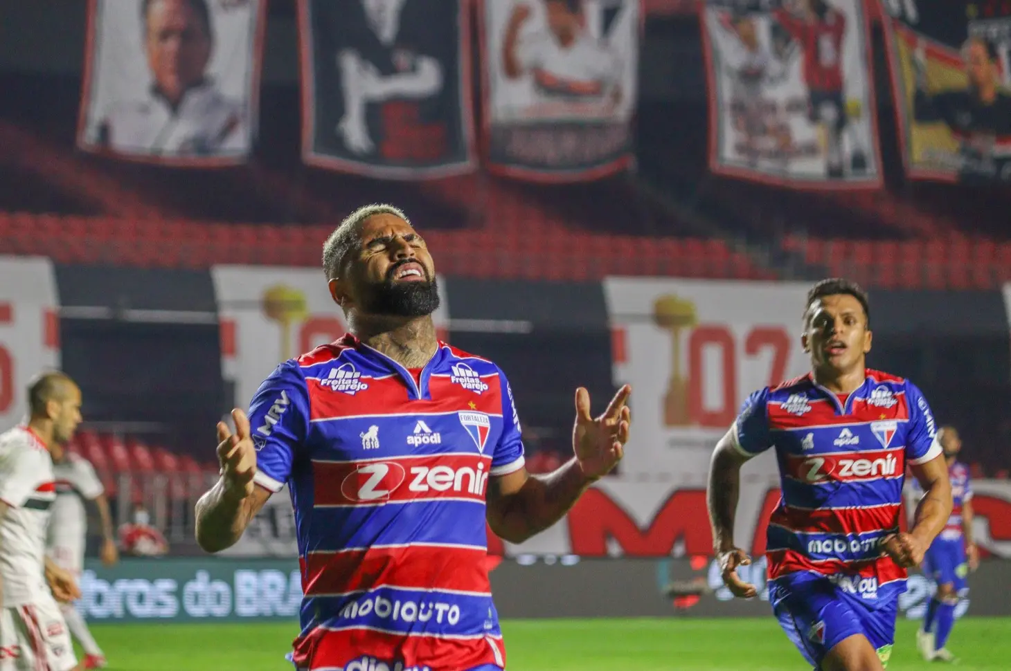 Romarinho comemora gol pelo Fortaleza