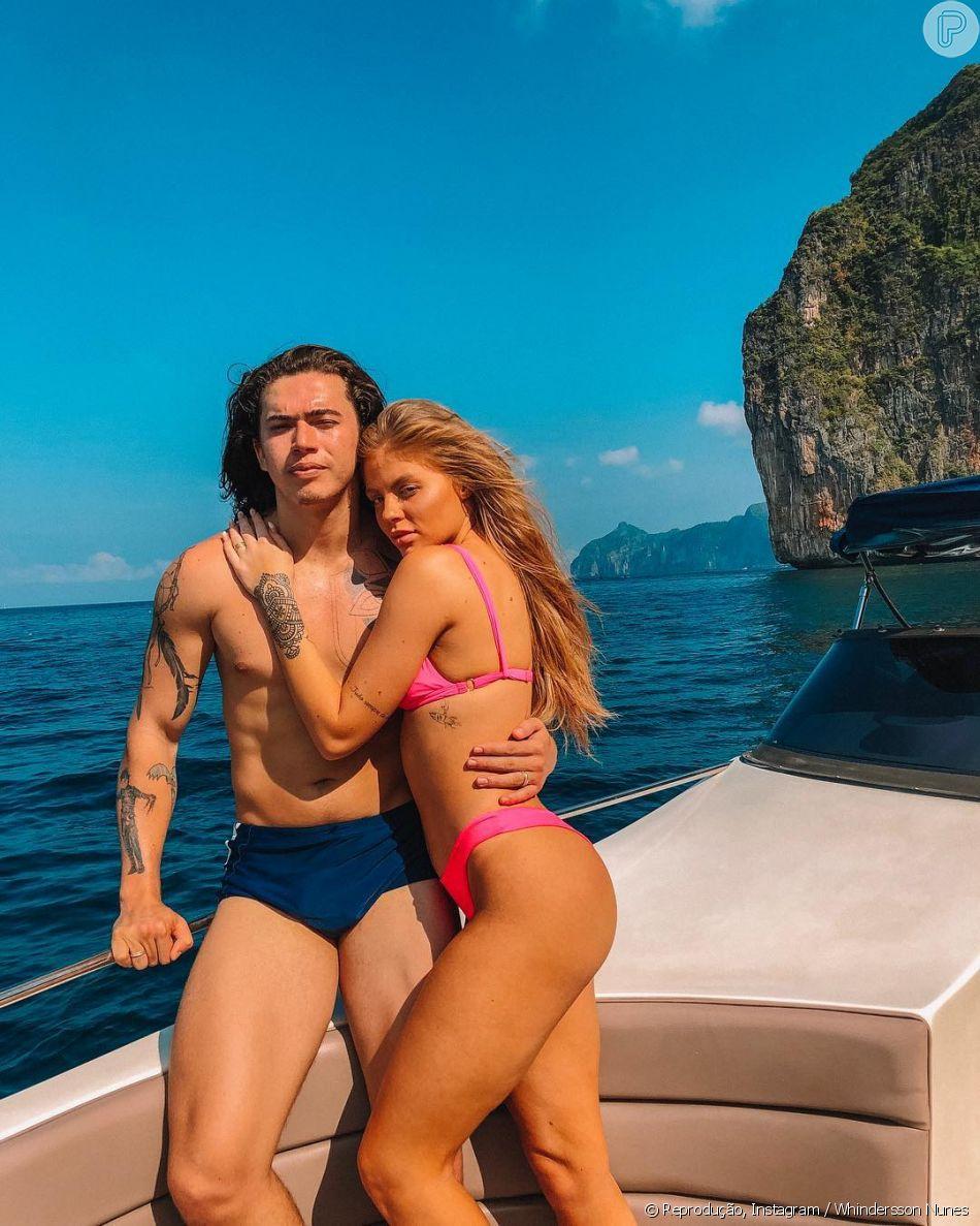Whindersson Nunes e Luísa Sonza com roupas de praia em barco sobre a água