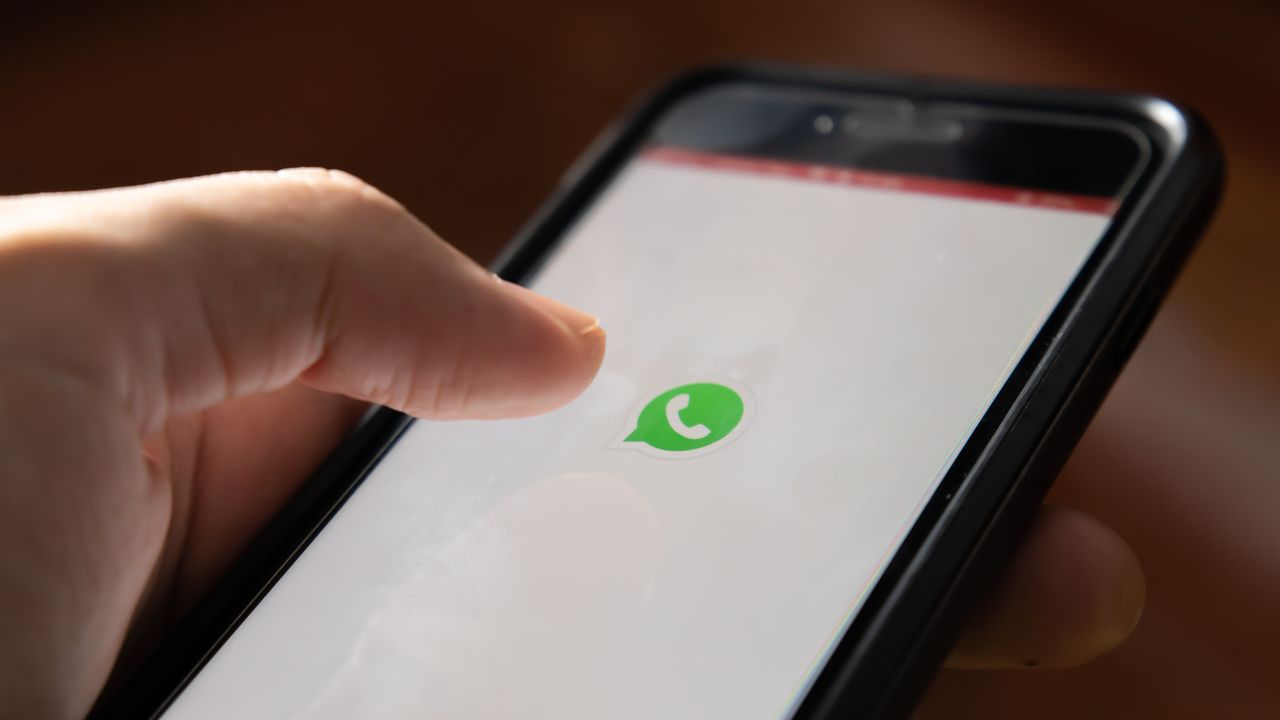 Celular usando o aplicativo WhatsApp