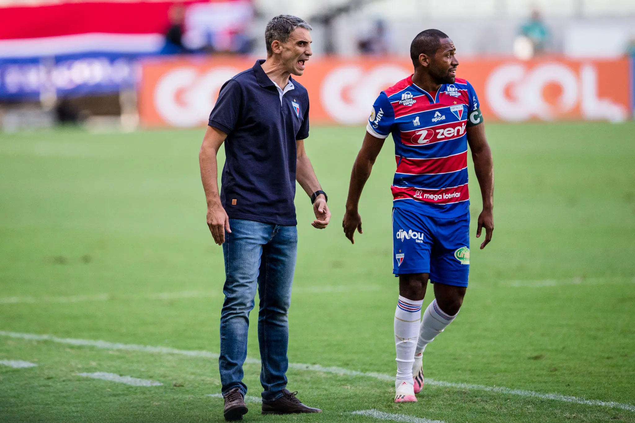 Vojvoda ao lado de Tinga, em jogo do Fortaleza