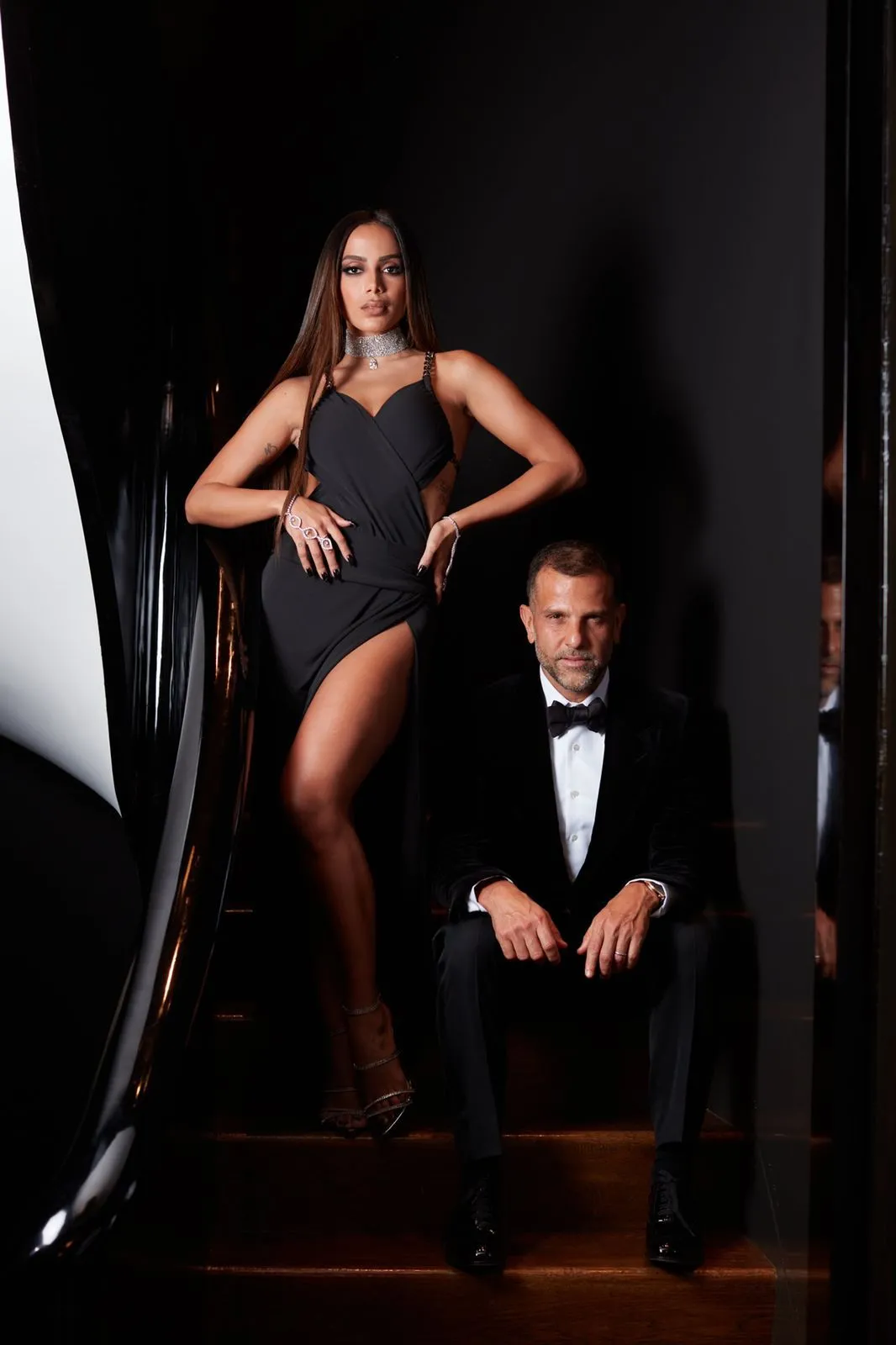 Ao lado de Alexandre Birman, Anitta aparece pronta para sua estreia no tradicional baile de gala que ocorre em Nova York