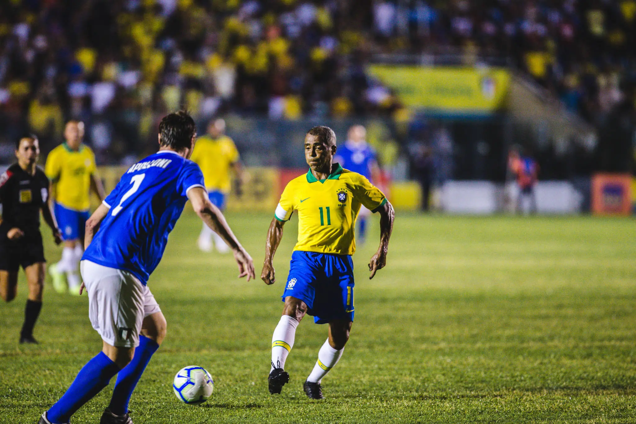 Romário conduz a bola contra defensor italiano