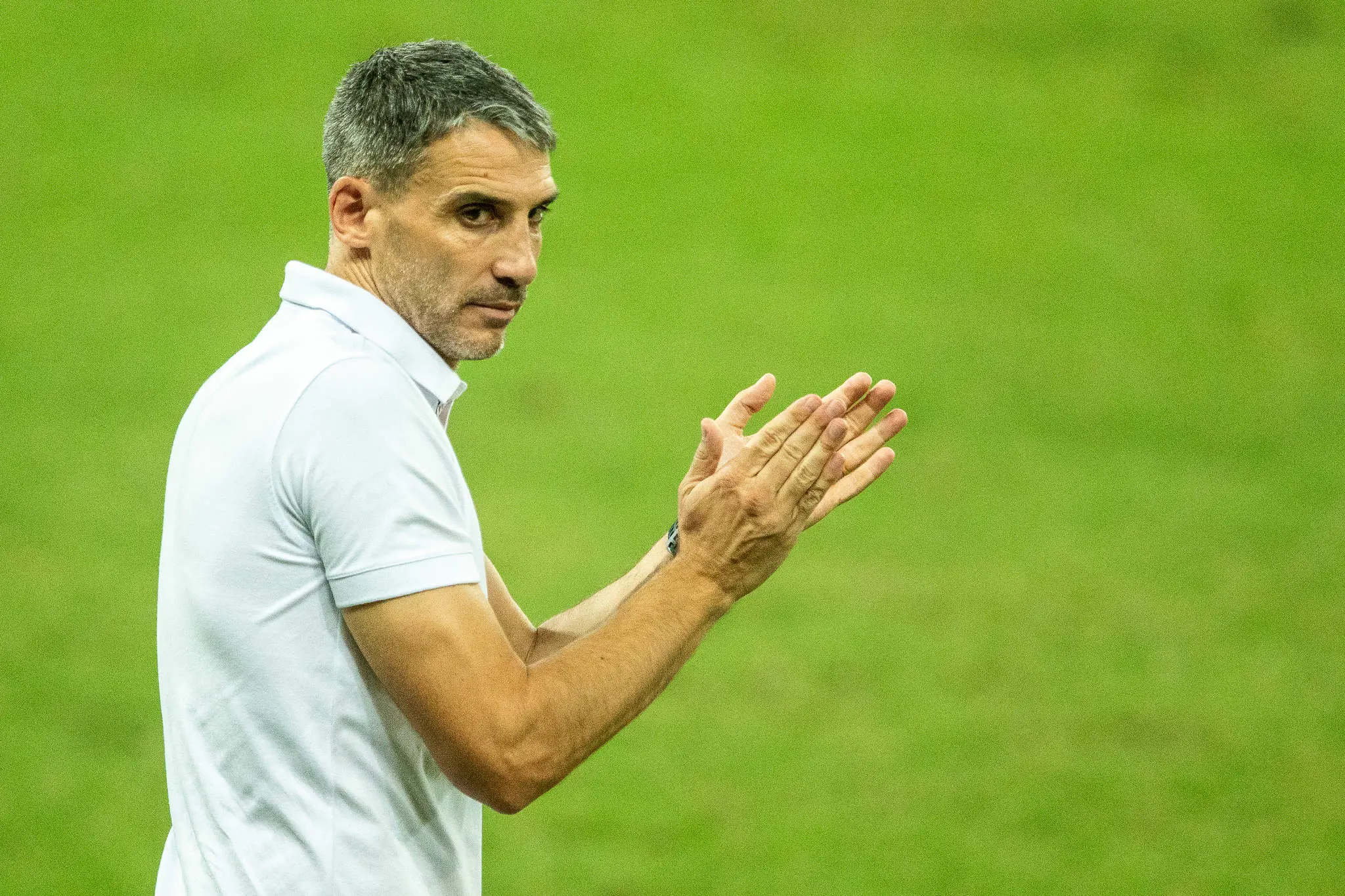 Juan Pablo Vojvoda bate palma à beira do gramado