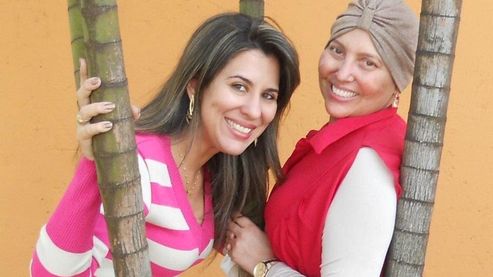 Renata Frota (à dir.) foi diagnosticada com leucemia em 2012. Ela recebeu transplante de medula óssea da irmã, Lorena Leão (à esq.), que teve com ela 100% de compatibilidade.