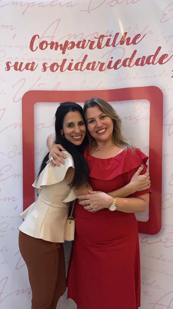 Nove anos após o transplante, as irmãs Lorena (à esq.) e Renata (à dir.) estimulam que mais pessoas se cadastrem para doação de medula óssea no Ceará e, assim, ajudem a salvar mais vidas.