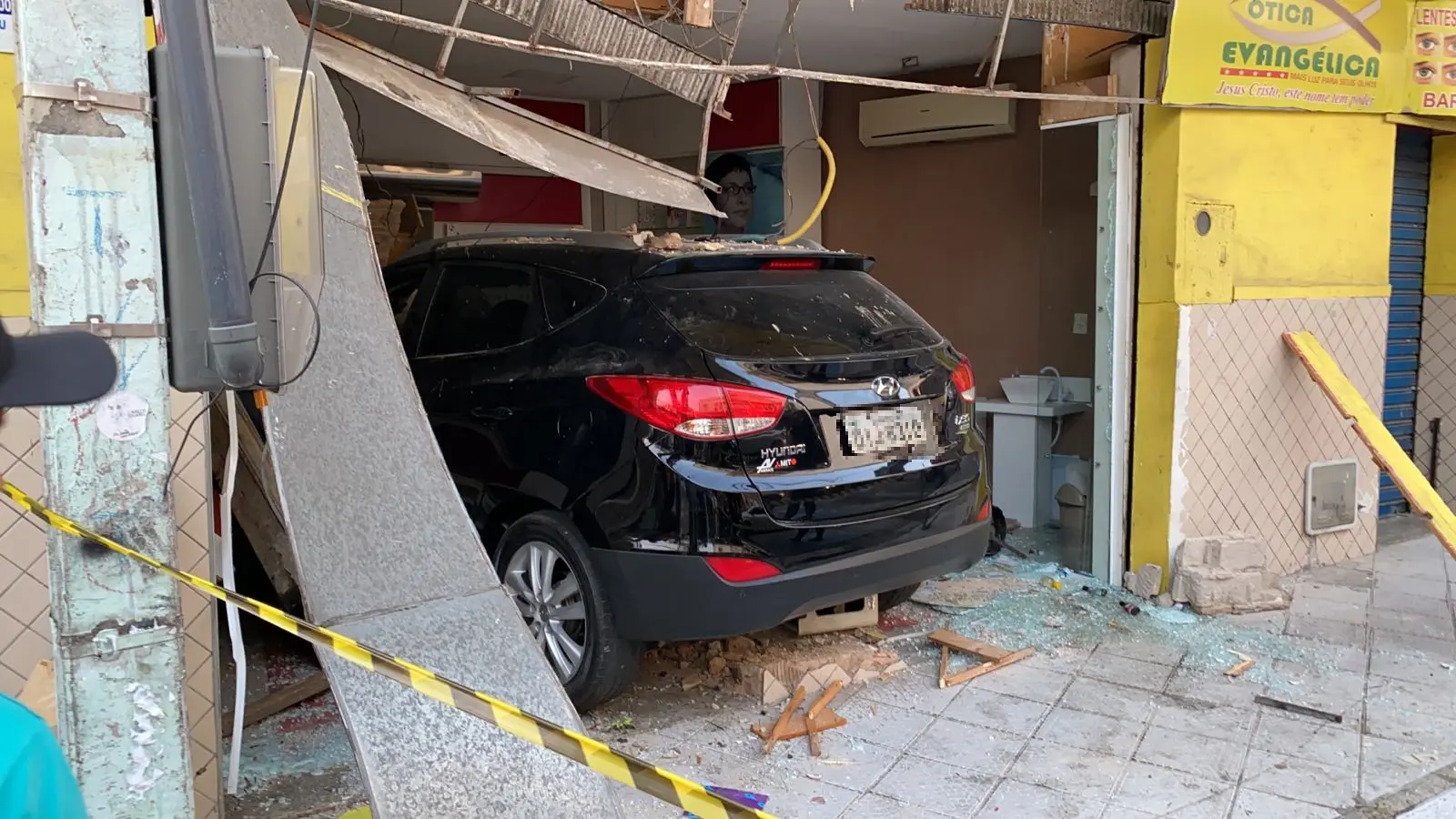 Carro após colisão contra ótica no Centro de Fortaleza