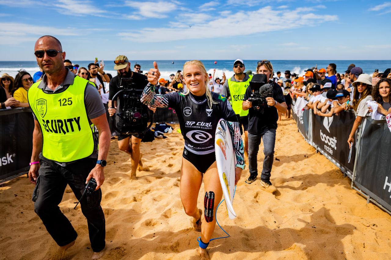 Tatiana Weston-Webb nas areias da praia