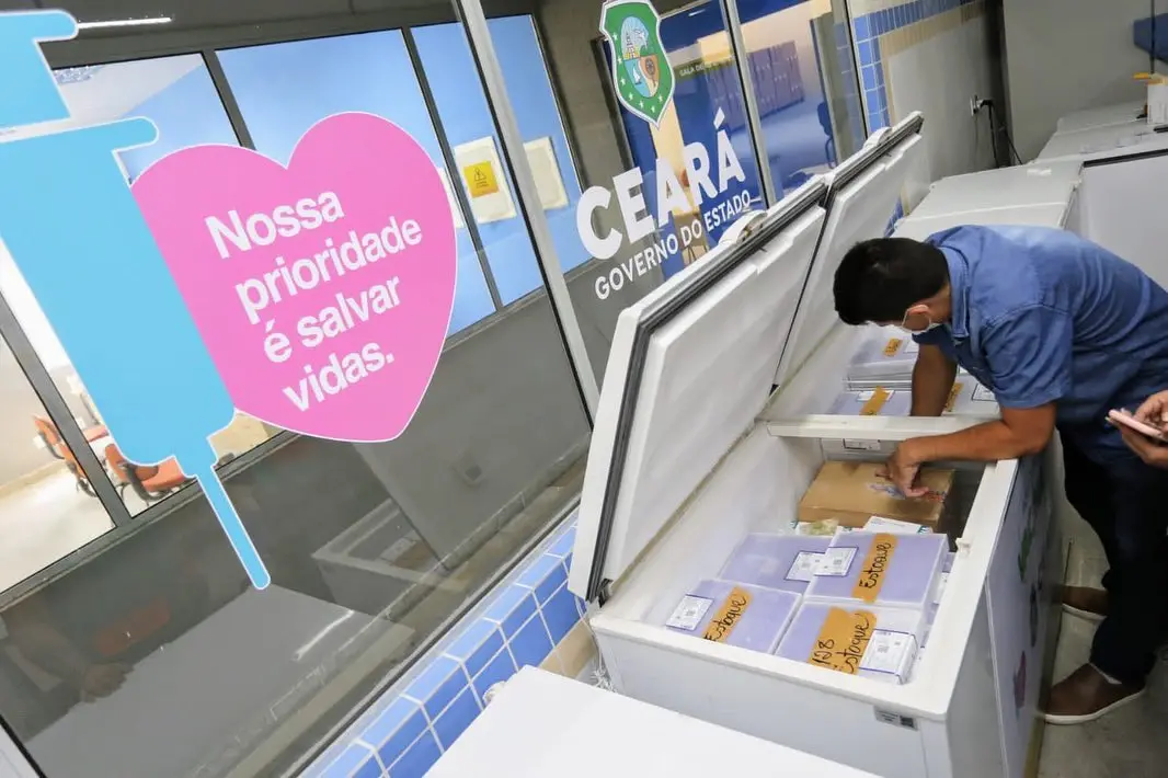 Homem guarda vacinas contra a Covid-19 desenvolvidas pela Pfizer em refrigeradores no Ceará
