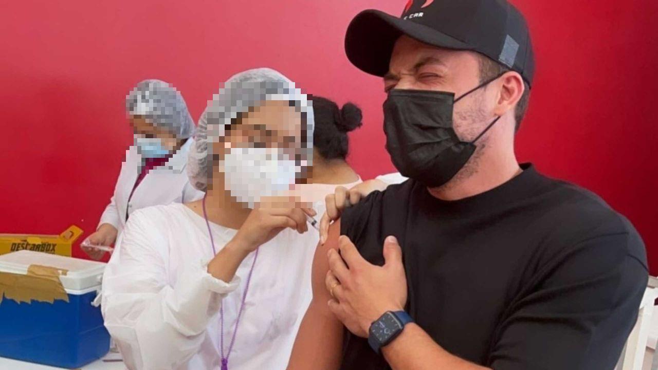 Wesley Safadão recebendo vacina contra a Covid-19 em Fortaleza