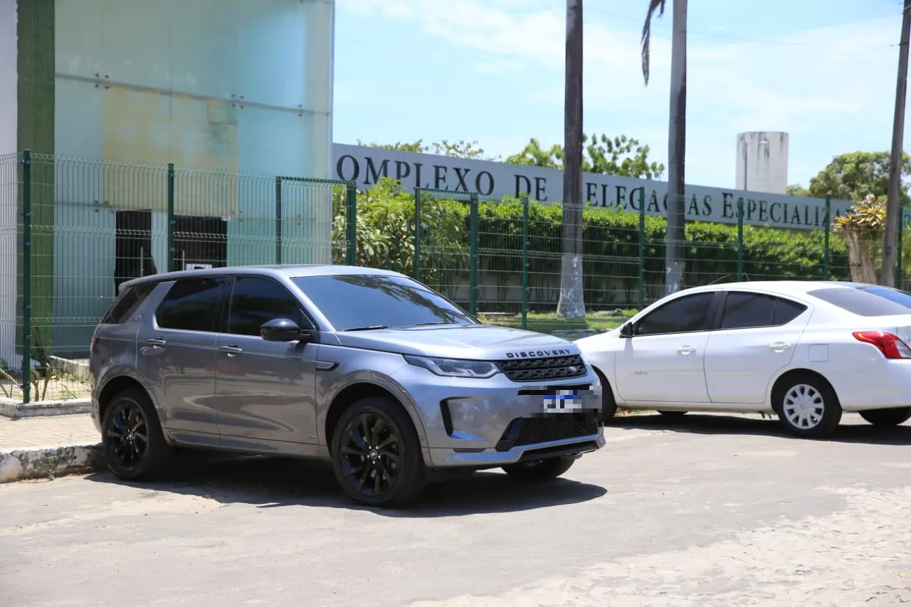Carro do cantor Wesley Safadão estacionado à frente do Complexo de Delegacias Especializadas do Ceará