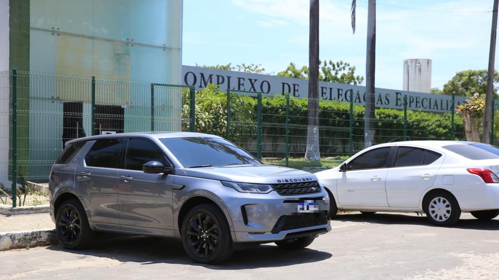 Carro do cantor Wesley Safadão estacionado à frente do Complexo de Delegacias Especializadas do Ceará