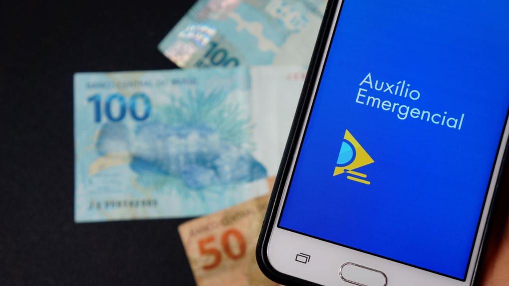 Celular com app do Auxílio Emergencial em frente a R$ 250