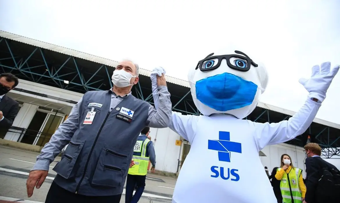 marcelo queiroga segura mão de zé gotinha