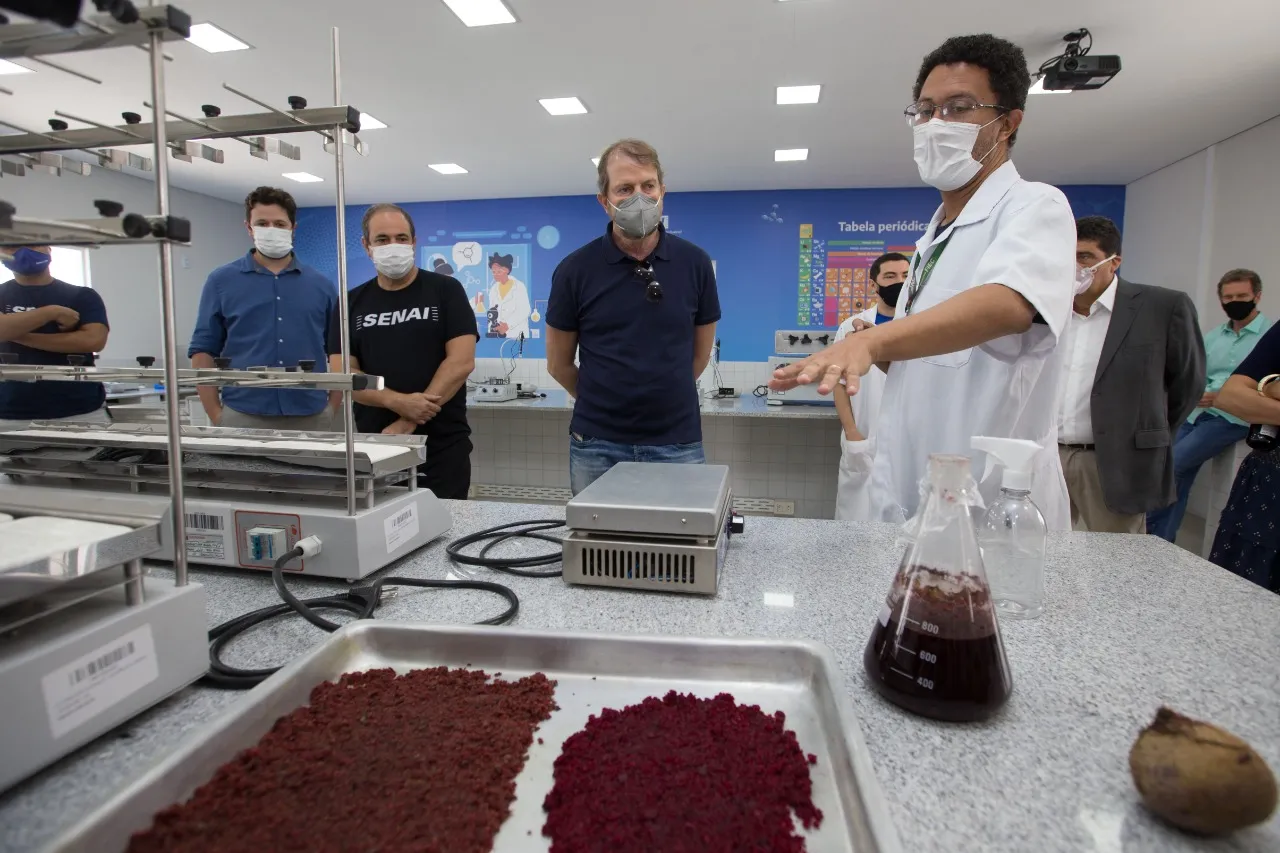 Em visita ao Ceará, o diretor-geral do Senai visitou os laboratórios do Instituto Senai de Tecnologia (IST), em Maracanaú.