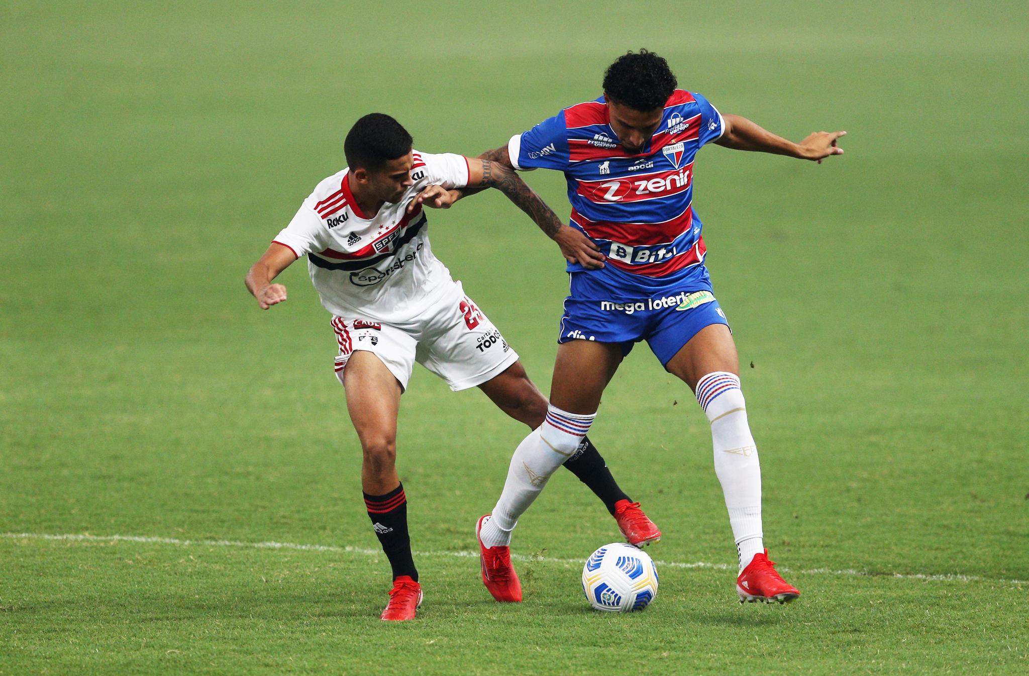Ederson, do Fortaleza, e jogador do São Paulo disputam bola
