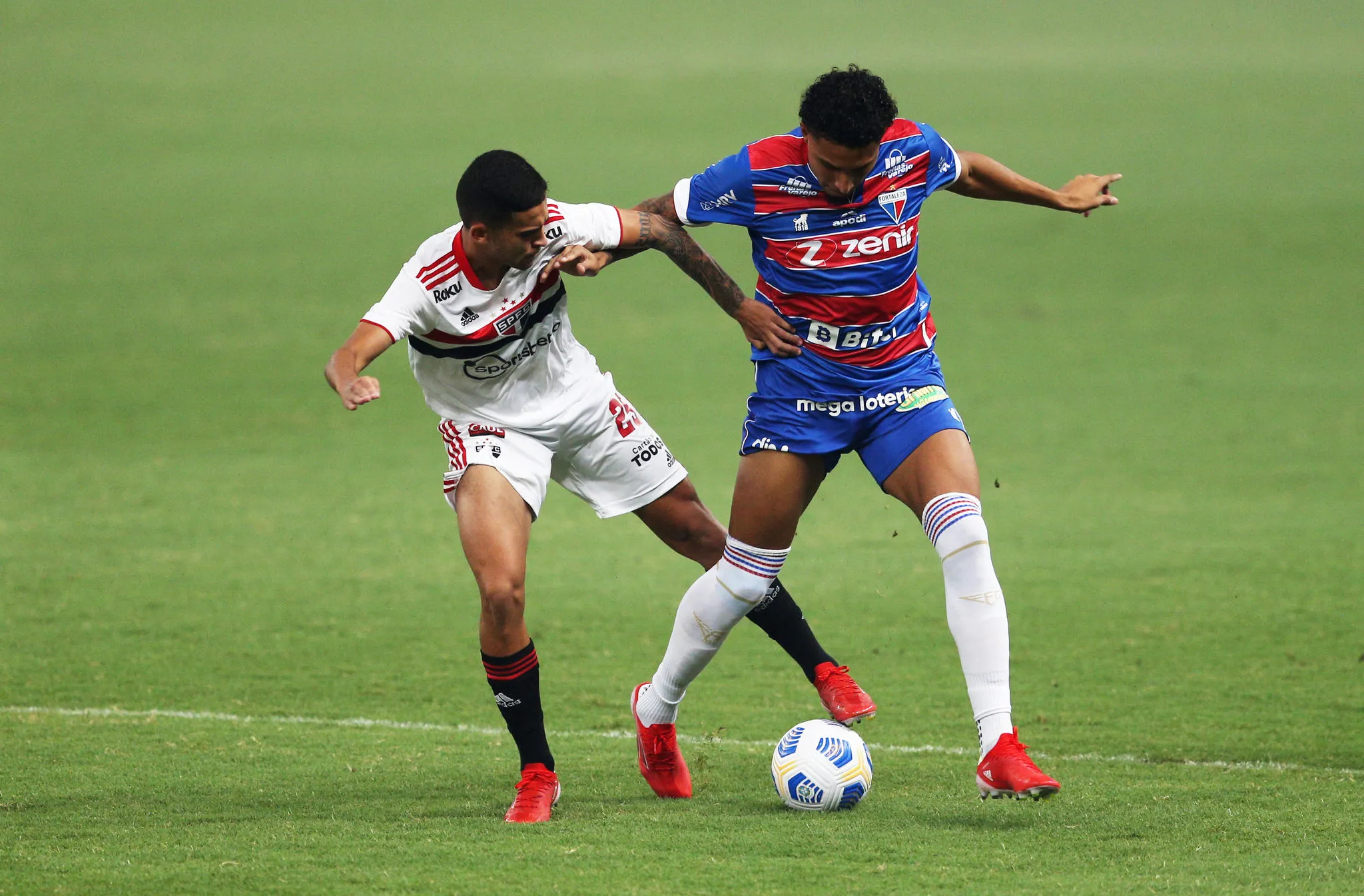 Fortaleza e São Paulo protagonizaram uma partida de forte marcação na Arena Castelão