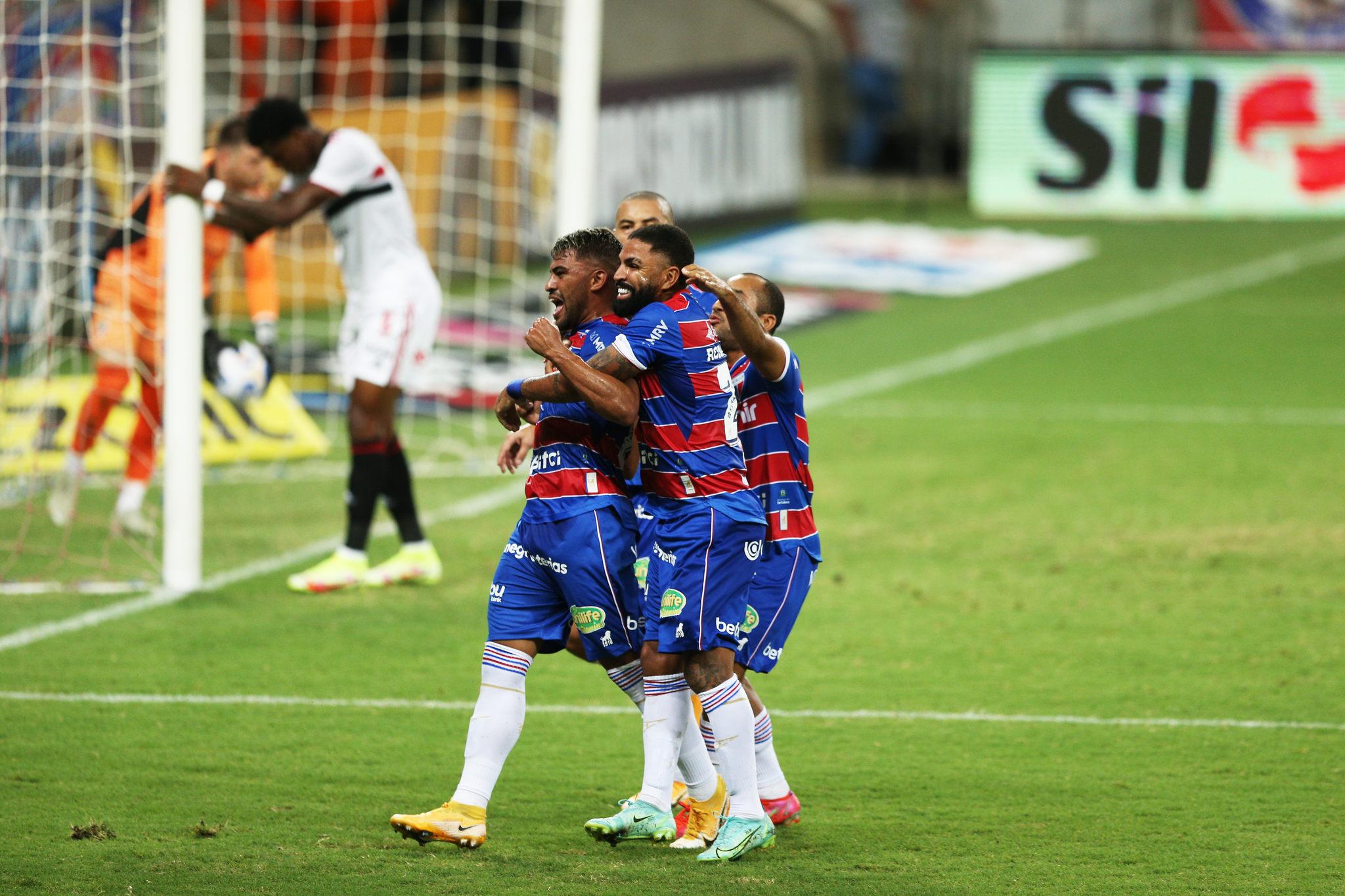 Ronald e jogadores do Fortaleza comemoram gol