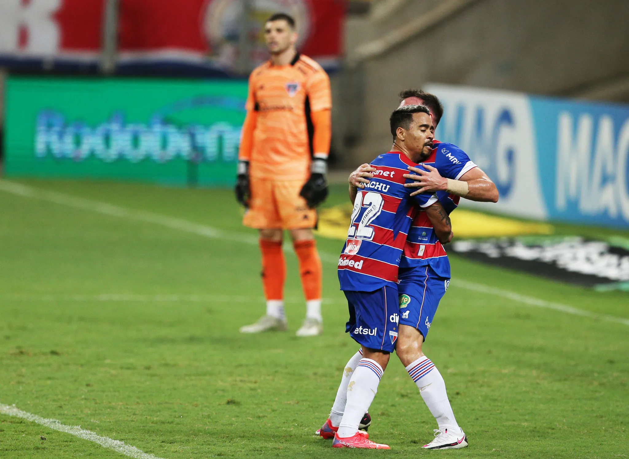 Pikachu e Henríquez comemoram gol do Fortaleza contra o São Paulo