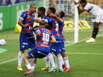 Wellington Paulista e companheiros do Fortaleza comemoram gol