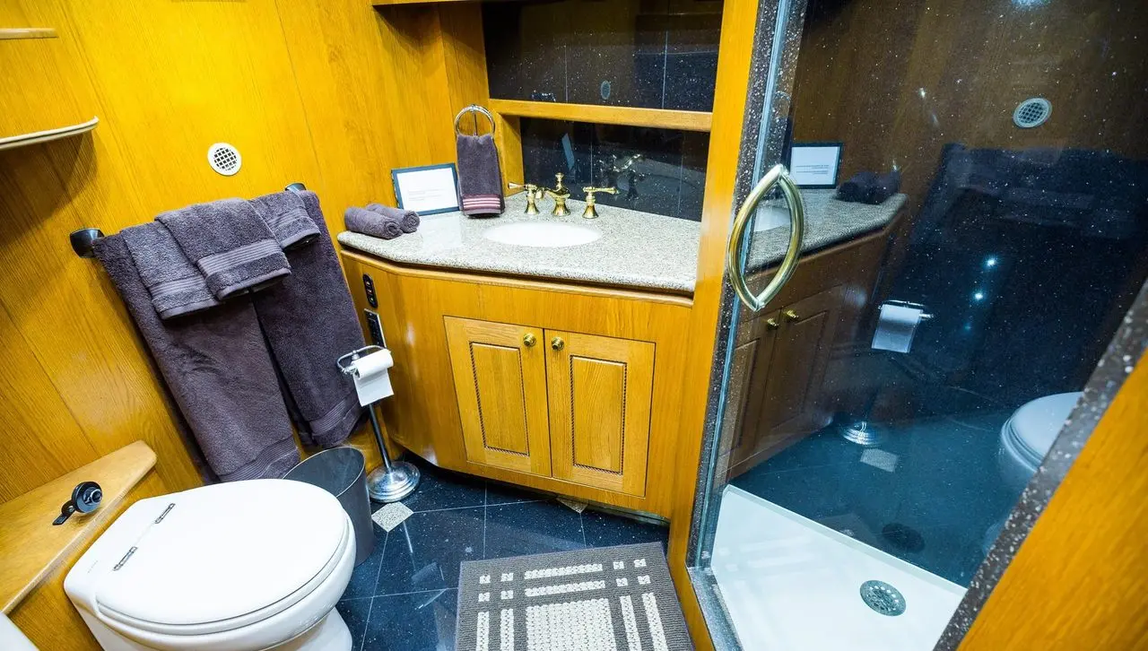 Um dos banheiros no motorhome de Will Smith