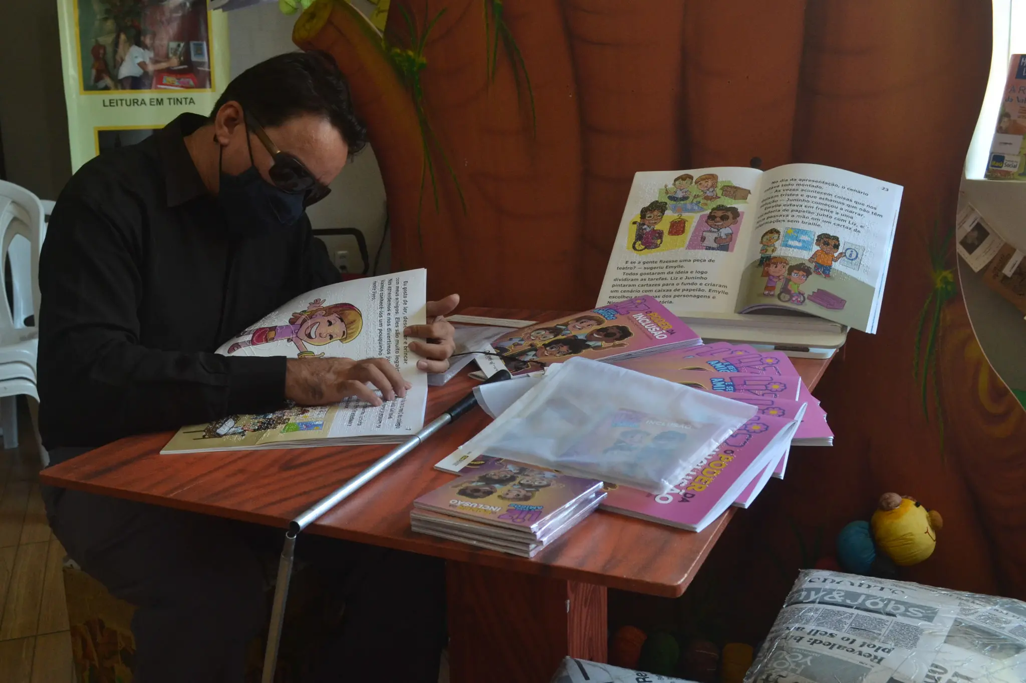 Homem adulto folheia o livro 