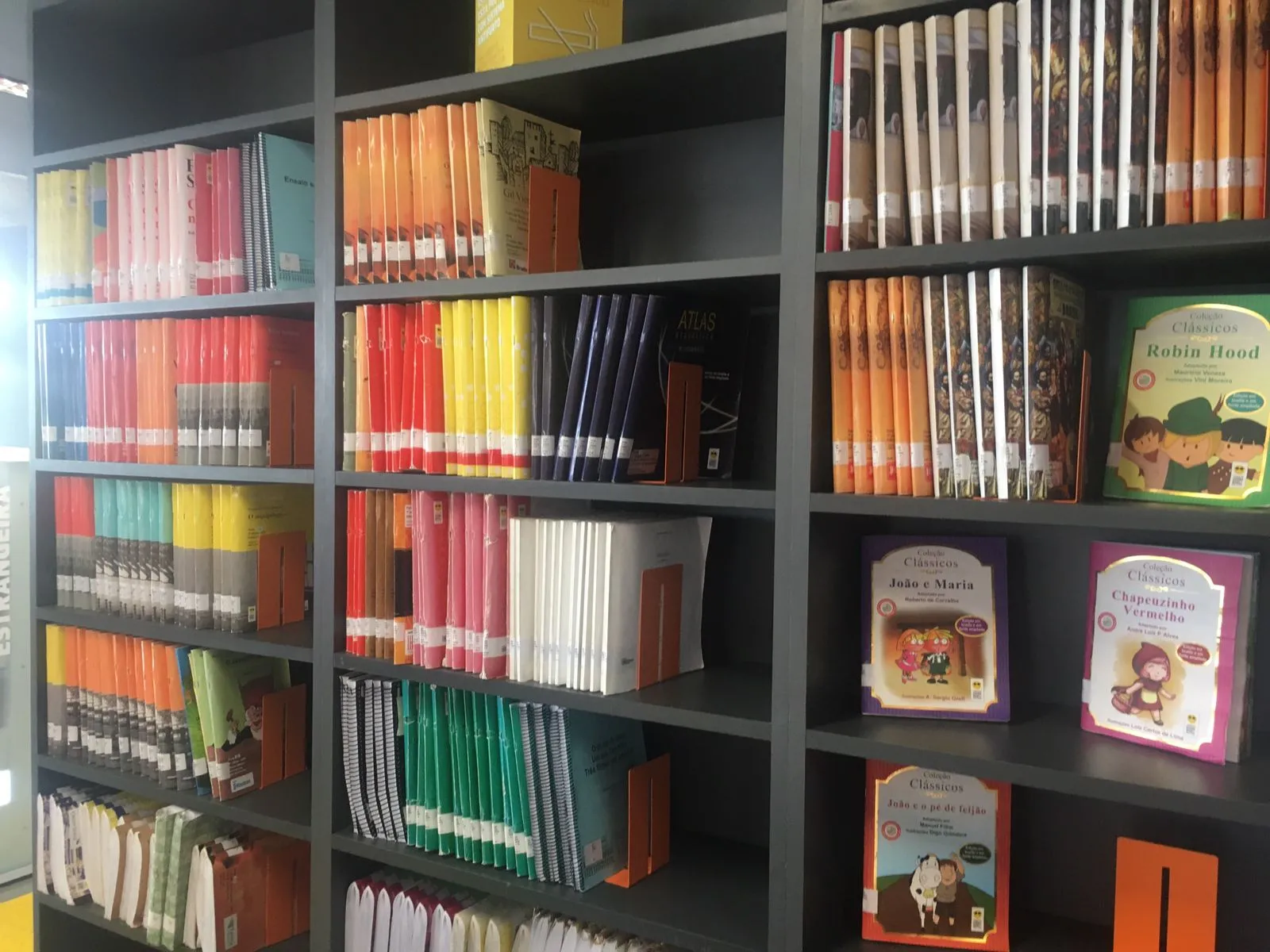 No acervo da Bece, há livros como 