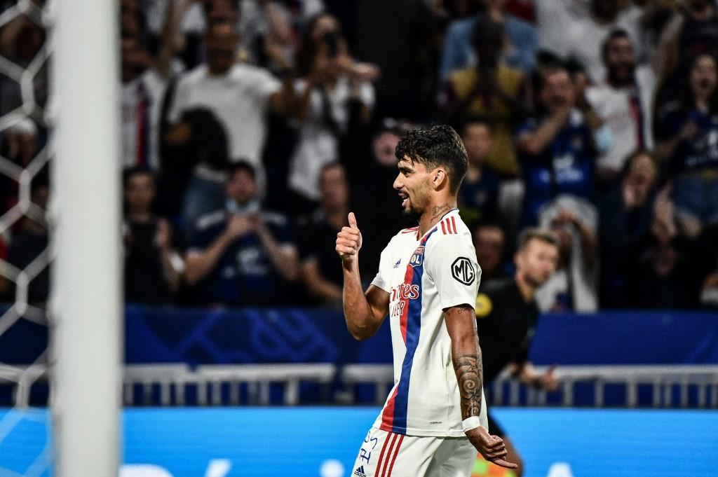 Lucas Paquetá comemora gol pelo Lyon