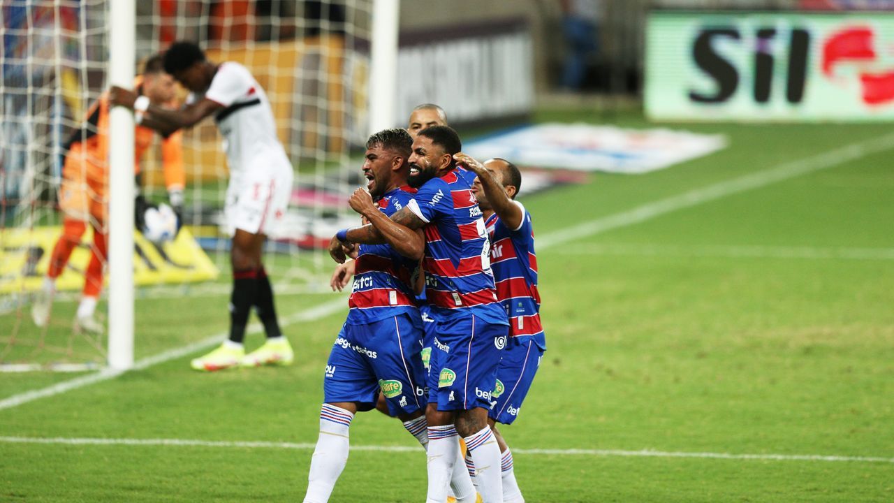 Jogadores do Fortaleza comemoram gol diante do São Paulo