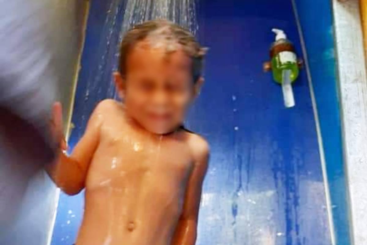 Criança tomando banho