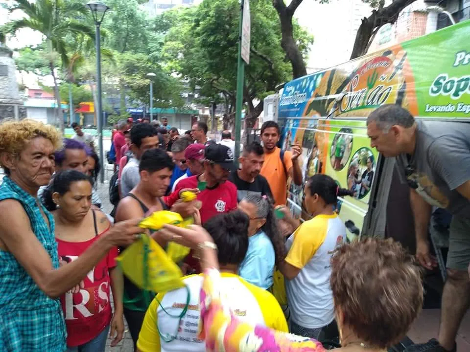 Além dos banhos, o Banho Digno doa kits de higiene à população de rua da Capital
