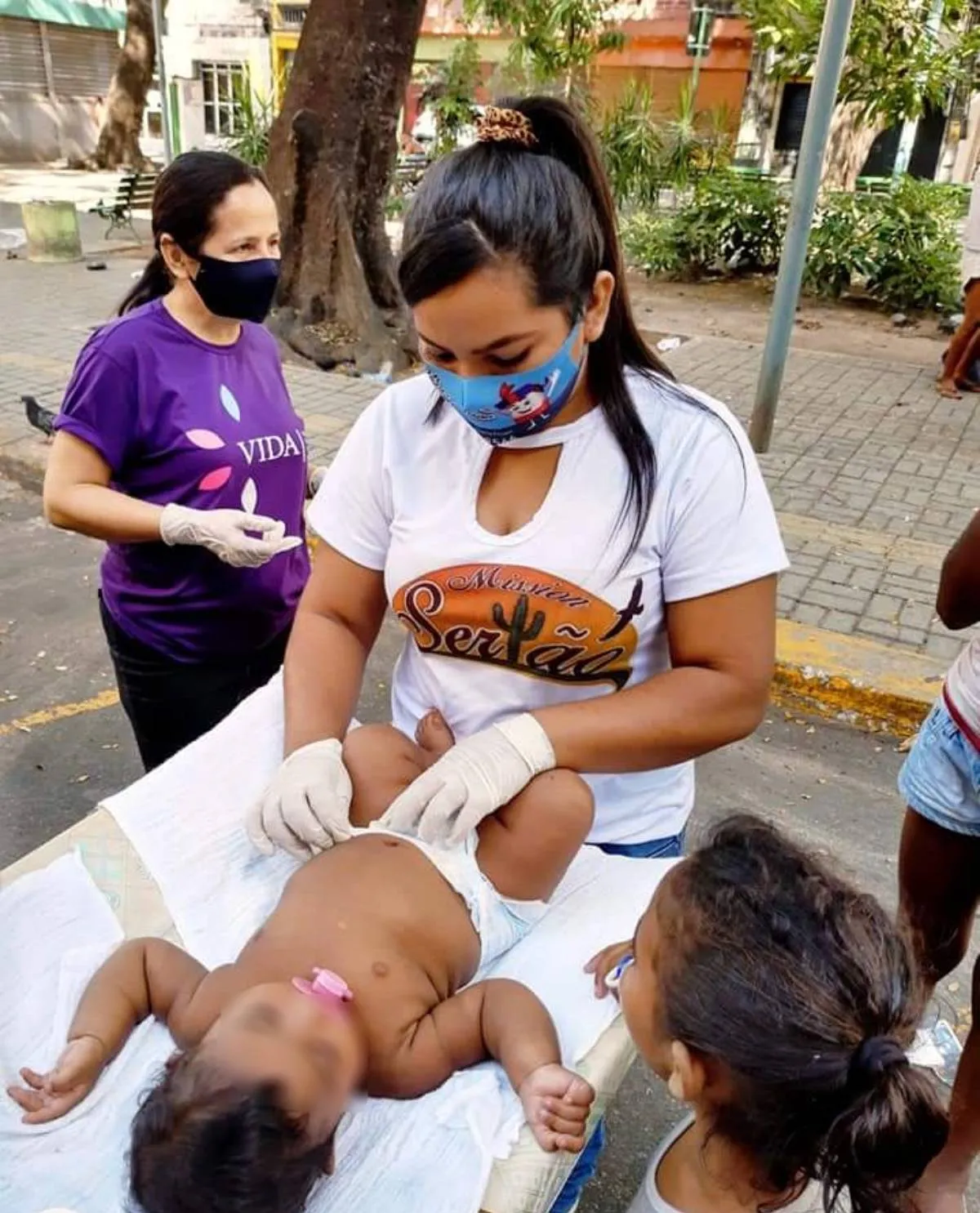 A van também conta com um espaço para a troca de fraldas de bebês