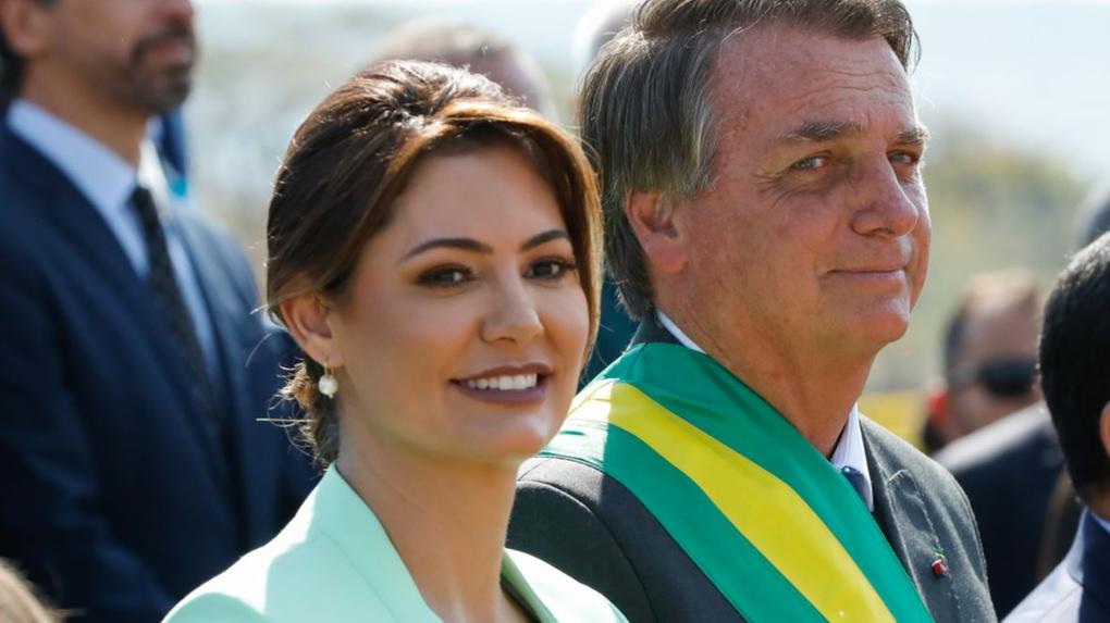 Michelle Bolsonaro ao lado do marido, Jair Bolsonaro