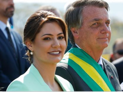 Michelle Bolsonaro ao lado do marido, Jair Bolsonaro