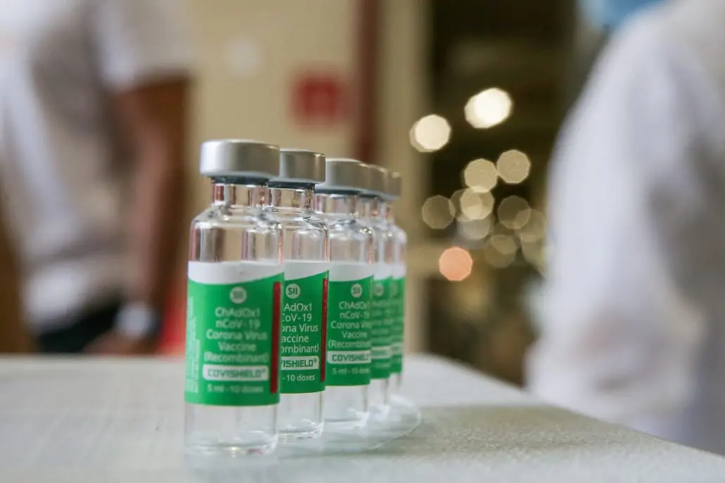 Frascos da CoronaVac sobre a mesa