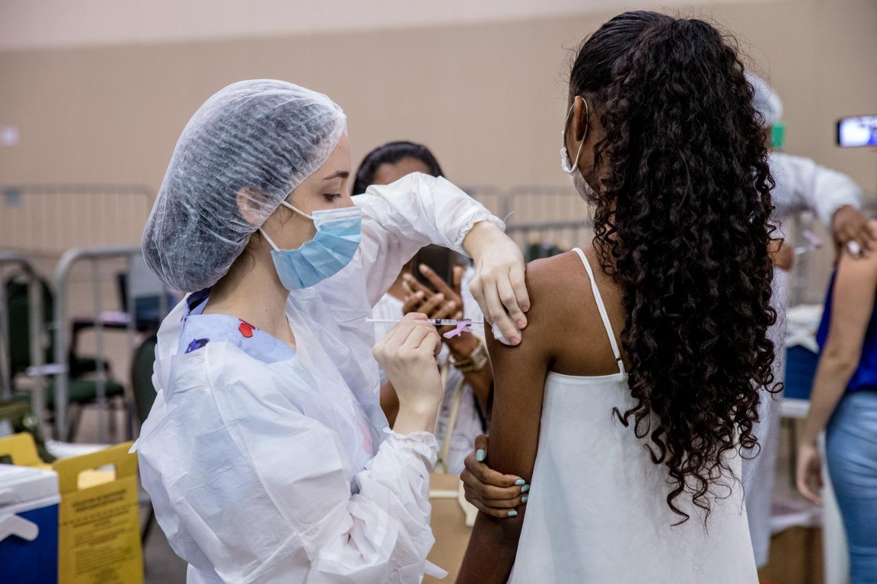 No Ceará, segundo a Secretaria da Saúde (Sesa), já foram vacinados em primeira dose contra a Covid-19 pouco mais de 196,8 adolescentes.