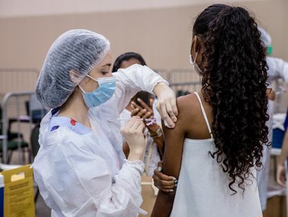 No Ceará, segundo a Secretaria da Saúde (Sesa), já foram vacinados em primeira dose contra a Covid-19 pouco mais de 196,8 adolescentes.