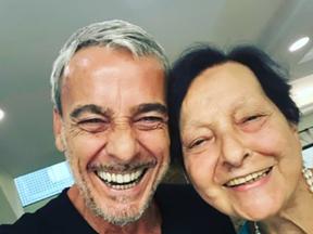 Alexandre Borges e Rosa Linda Maria Borges abraçados e sorrindo